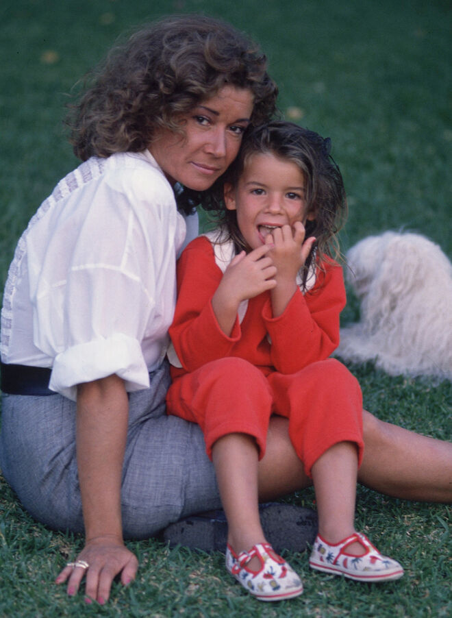 Mila y su hija Alba en los 80