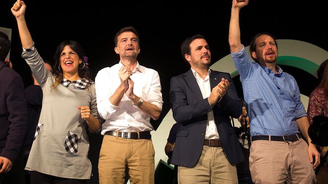 Teresa Rodríguez y el cabeza de lista por Sevilla, Antonio Maíllo, junto a Alberto Garzón y Pablo Iglesias, durante el cierre de campaña en Torremolinos (Málaga).