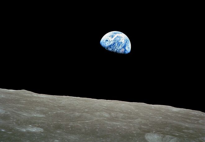 Salida de la Tierra: los astronautas del Apolo 8 capturaron esta espectacular foto de la Tierra elevándose por encima del horizonte lunar