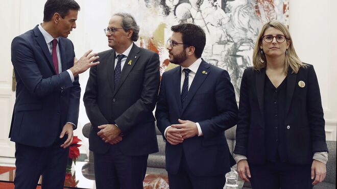 Pedro Sánchez, el presidente de la Generalitat, Quim Torra, el vicepresident, Pere Aragonés, y la consellera de Presidencia, Elsa Artadi.