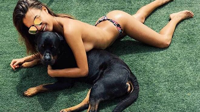 Sofía con uno de sus perros