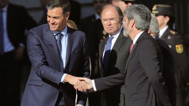 El presidente del gobierno, Pedro Sánchez, y el presidente del Tribunal Supremo, Carlos Lesmes, se saludan.