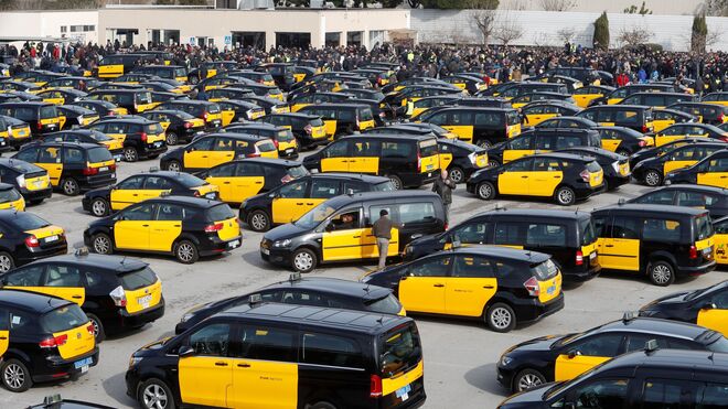 Centenares de taxistas durante la asamblea que han celebrado en el aparcamiento de la T2 del Aeropuerto de El Prat.