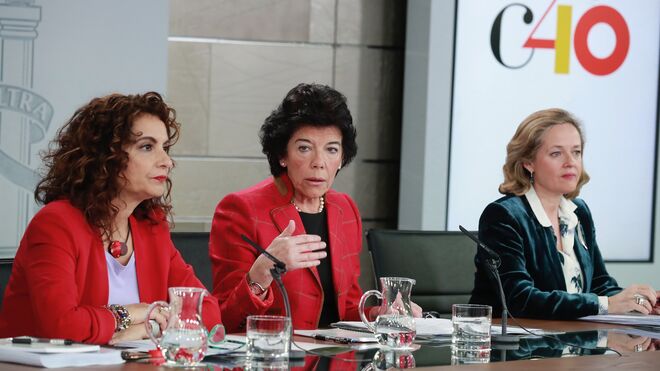 La portavoz del Gobierno, Isabel Celaá (c), la ministra de Hacienda, María Jesús Montero (i), y la de Economía, Nadia Calviño (d)