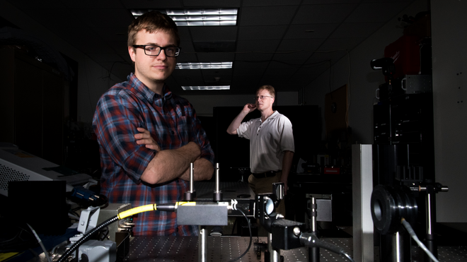 Ryan M. Sullenberger y Charles M. Wynn en su laboratorio