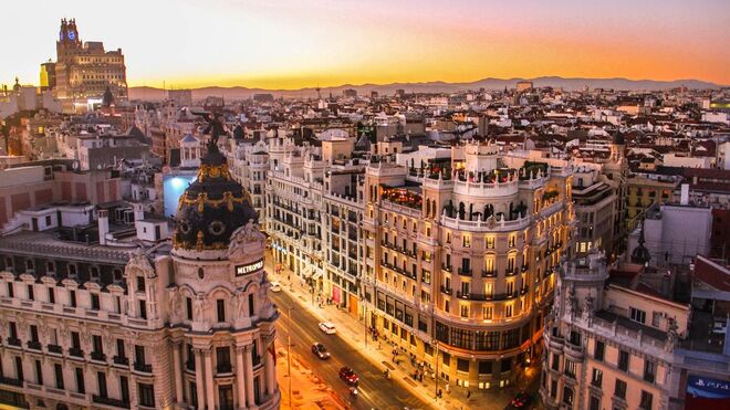 Vista del edificio Metropoli y la Gran Vía de Madrid