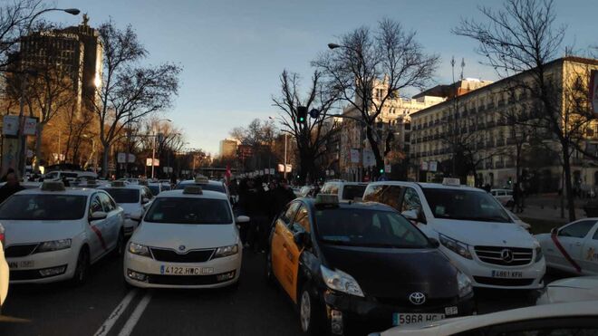 Un taxi de Barcelona apoyando la huelga en Madrid