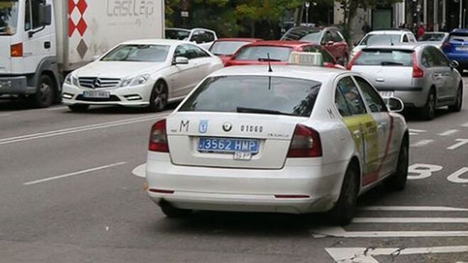 Los taxis también incorporan la placa azul.