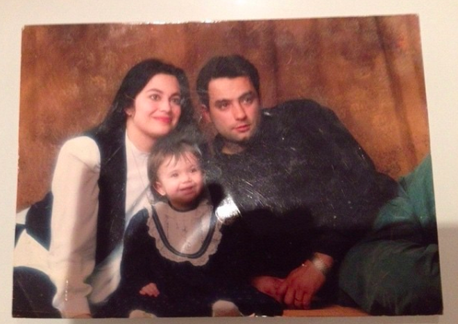 Anna Castillo y sus padres