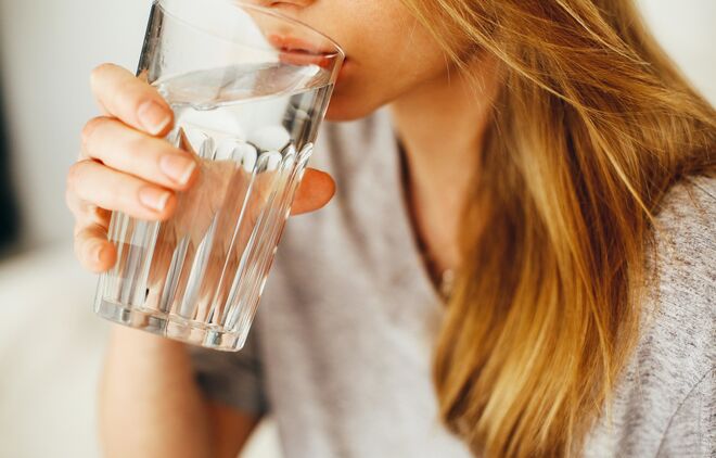 Beber agua es esencial para mantener una vagina sana