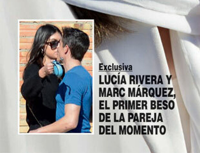 Besos entre Lucía Rivera y Marc Márquez