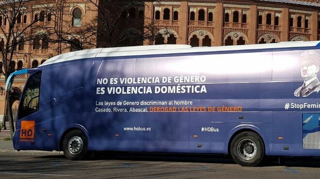 Hazte Oír ataca al feminismo y la violencia de género con un nuevo autobús
