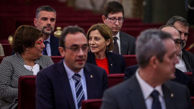 Joaquim Forn (primer fila); Josep Rull; Dolors Bassa (tercera fila - i); Carme Forcadell (tercera fila - 2i); Santi Vila (cuarta fila - i), y Carles Muindó (cuarta fila - 2i), junto al resto de los líderes independentistas.