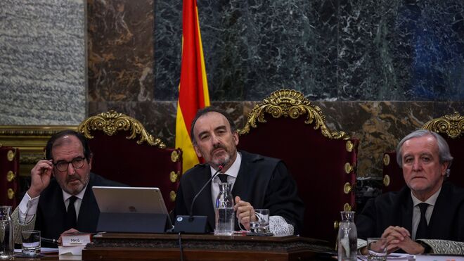 El presidente del tribunal y ponente de la sentencia, Manuel Marchena (c), junto a los magistrados, Andrés Martínez Arrieta (i) y Juan Ramón Berdugo (d), durante el juicio del "procés".