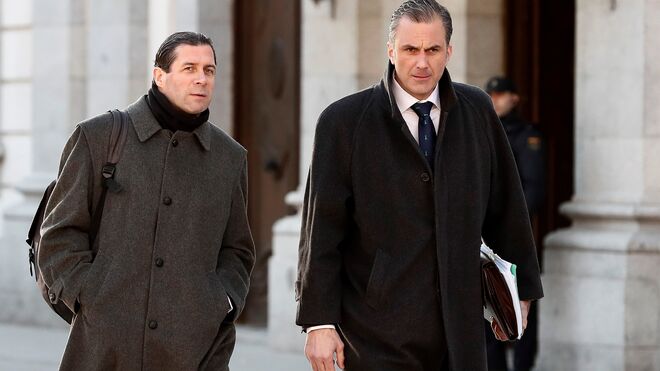 Pedro Fernández (i) y Javier Ortega Smith, abogados de la acusación popular de Vox.