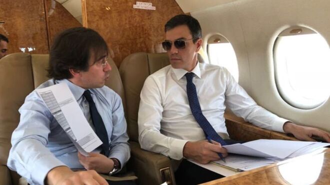 Pedro Sánchez a bordo del avión presidencial, rumbo a Bruselas.