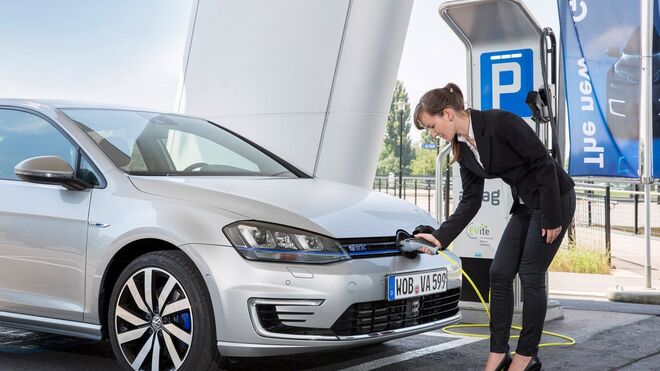 El Plan MOVES contempla 60 millones de euros en ayudas al coche eléctrico.
