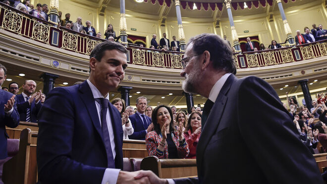 Sánchez y Rajoy tras la moción