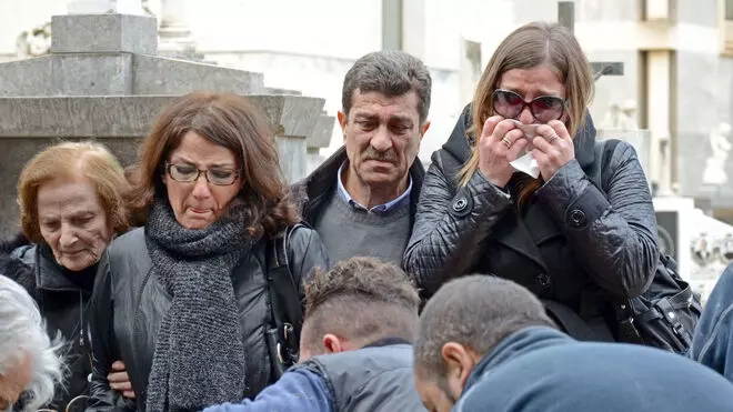 Los padres de Mario Biondo durante la exhumación del cuerpo de su hijo en 2013