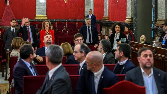 El presidente de la Generalitat, Quim Torra (fondo-2i), saluda a los doce líderes independentistas acusados