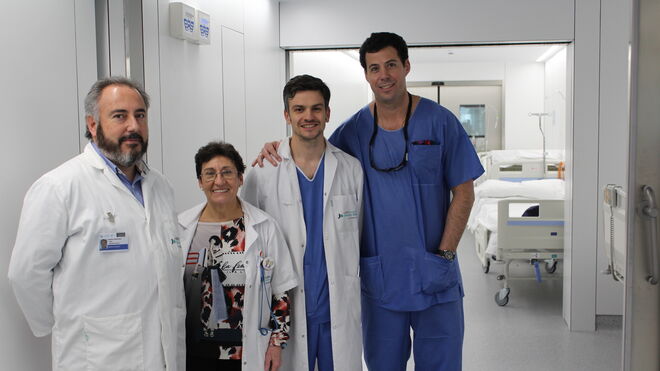 Los doctores Aguado, Pérez, Villalba y Crespo a la entrada del bloque quirúrgico de la FJD