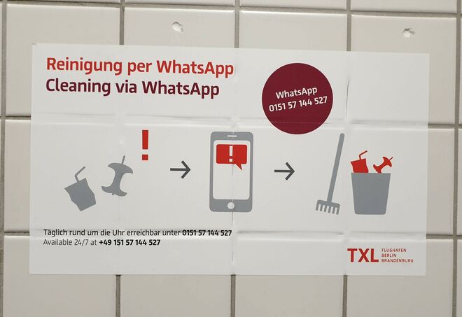 Cartel informativo del servicio de limpieza a través de WhatsApp en el aeropuerto de Tegel