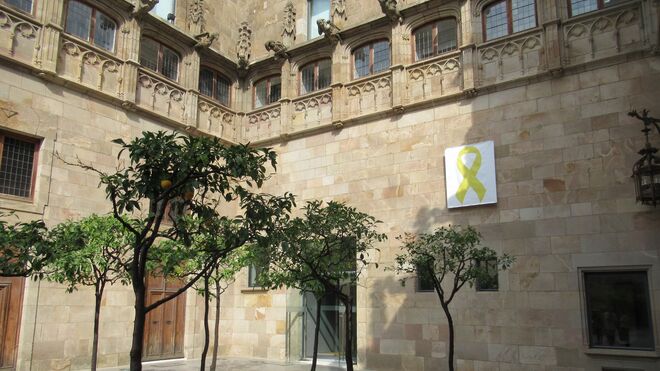 Lazos amarillos en instituciones catalanas