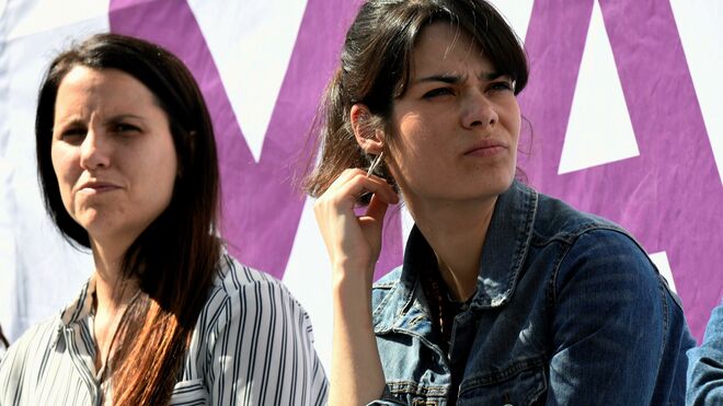 La precandidata de Podemos a la Comunidad de Madrid, Isabel Serra (d), y la candidata de Getafe, Alba Leo (i)
