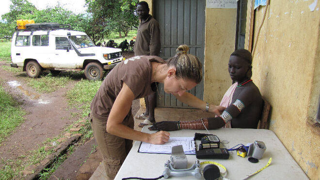 La investigadora Alessia Ranciaro tomando muestras para un estudio sobre la población Nilo-sahariana