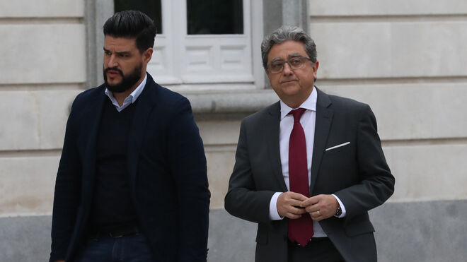 El exdelegado del Gobierno en Catalunya, Enric Millo (d), se dirige a declarar al Tribunal Supremo