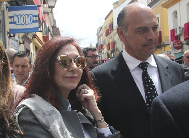 Ana Rosa con su marido en la Semana Santa de Sevilla