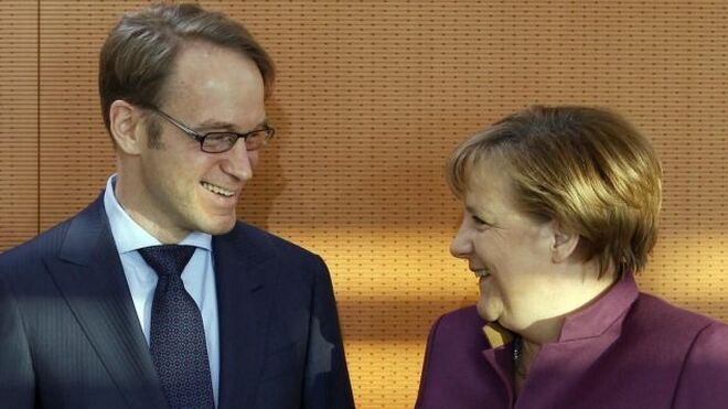 Jens Weidmann, presidente del Bundesbank, y Angela Merkel, en una foto de archivo.