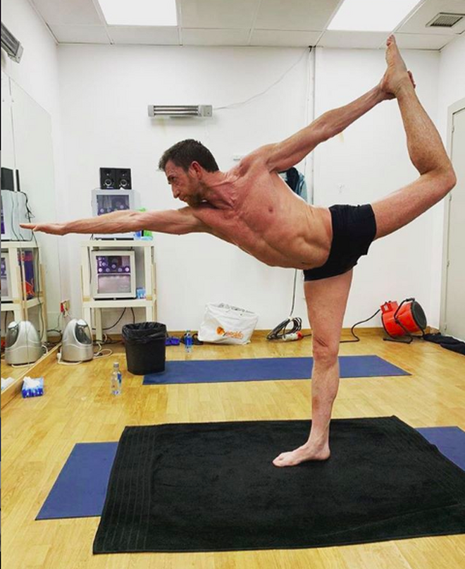 Pablo Motos haciendo yoga