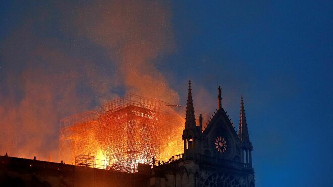 Las llamas arrasan el tejado de la catedral de Notre Dame, el lunes 15, en París (Francia).
