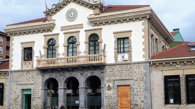 La fachada del Ayuntamiento de Amurrio (Álava).
