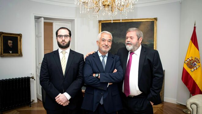 El presidente de Ausbanc, Luis Pineda (c) acompañado de sus abogados por Luis de las Heras Vives y Miguel Durán (d).