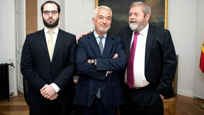 El presidente de Ausbanc, Luis Pineda (c) acompañado de sus abogados por Luis de las Heras Vives y Miguel Durán (d).