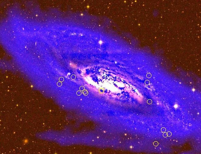 Cúmulos globulares en el disco de una galaxia