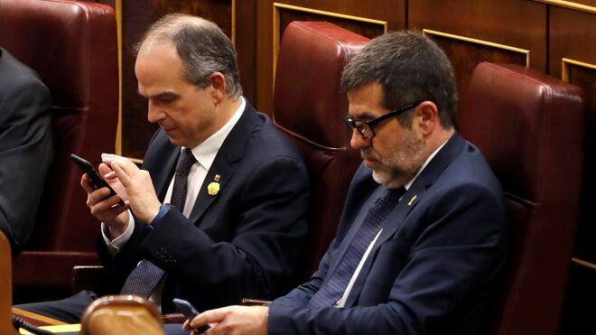 Los diputados electos en prisión preventiva Jordi Turull (i) y Jordi Sánchez (d) durante la sesión constitutiva de las nuevas Cortes Generales de la XIII Legislativa