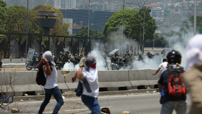 Manifestantes opositores se enfrentan a la Guardia Nacional Bolivariana en Caracas.