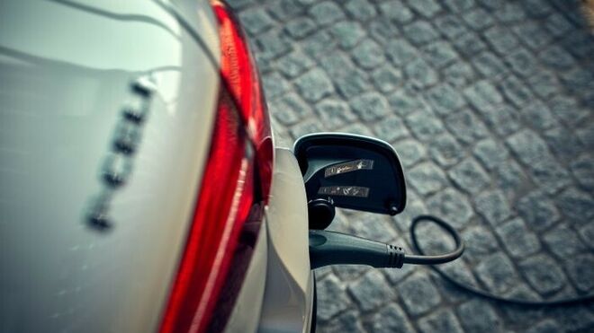 Mercedes combina la tecnología de pila de combustible con la de baterías recargables .