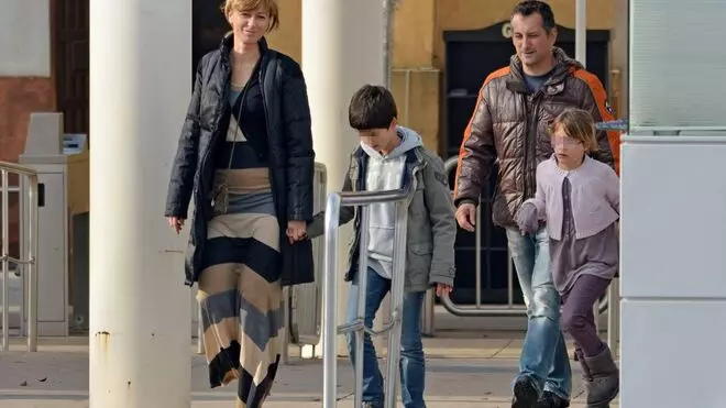 Susanna Griso con su marido y sus hijos en las calles de Sevilla en 2012