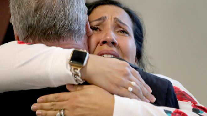 Tanya Ibar, esposa del hispano-estadounidense Pablo Ibar, abraza al abogado Kevin J. Kulik, al escuchar la sentencia de su marido este miércoles.