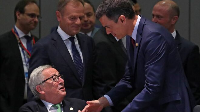 El presidente de España, Pedro Sánchez (d), saluda al presidente de la Comisión Europea, Jean-Claude Juncker