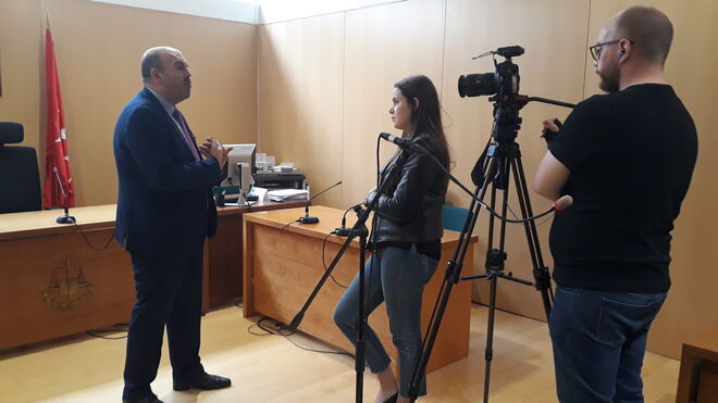 La televisión France 2 entrevista al juez Fernando de la Fuente.