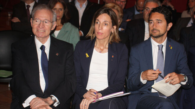 Àngels Chacon, consejera de Empresa, flanqueada por el ahora expresidente de la Cambra, Miquel Valls (izda) y el consejero Damià Calvé