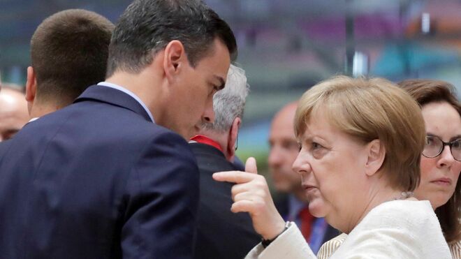 El presidente de España, Pedro Sánchez (i), y la canciller de Alemania, Angela Merkel.