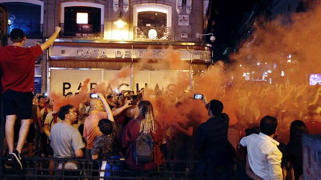 Hinchas del Liverpool celebran en la Puerta del Sol, en Madrid