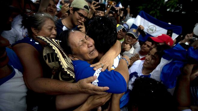 Ana Julia Urbina, madre del líder opositor Yubrank Suazo, llora al abrazar su hijo tras ser liberado en Nicaragua