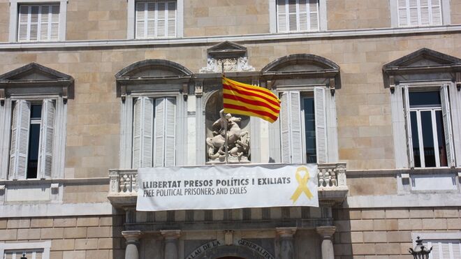 Lazo amarillo en las instituciones de Cataluña